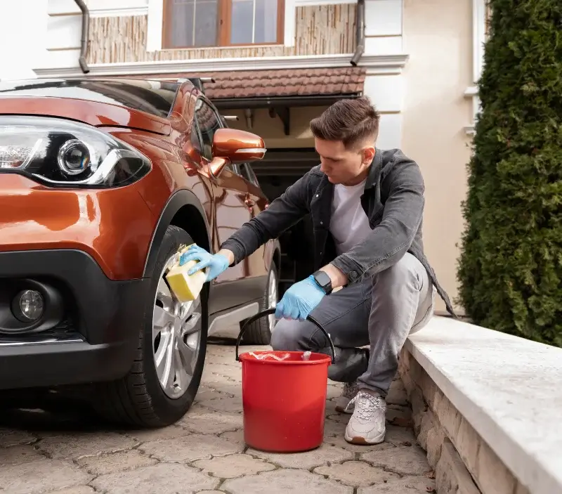Lavage auto à domicile Lacq : professionnel intervenant sur un véhicule